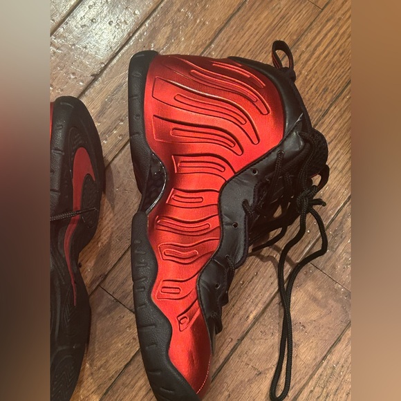 Nike Foamposite red/black 7Y one Nike emblem missing color fade  see pictures - Picture 10 of 15
